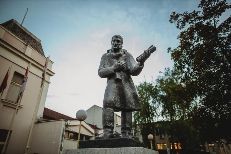 ПРЕМИЈЕРА НАСАМО СА СВИМА